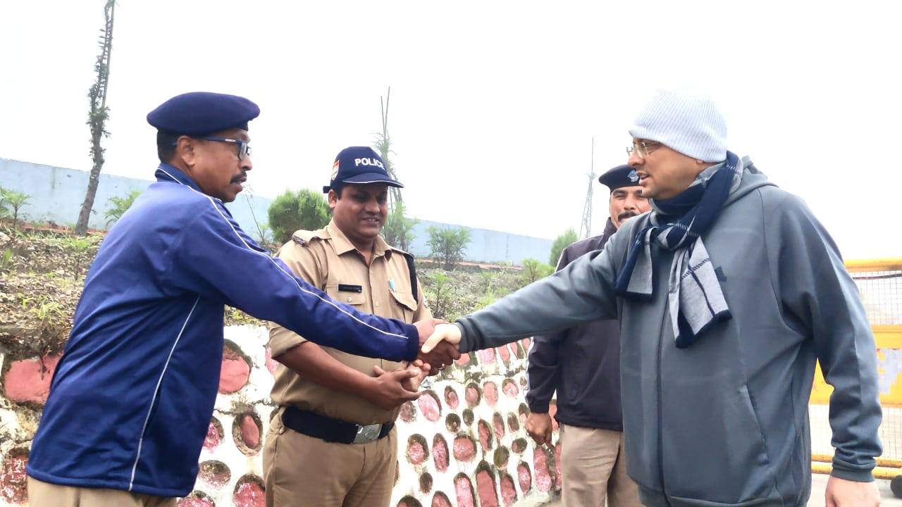 मुख्यमंत्री धामी ने विधानसभा सत्र मे तैनात सुरक्षाकर्मियों से मिल उनके आवास, भोजन तथा अन्य आवश्यक व्यवस्थाओं की जानकारी ली