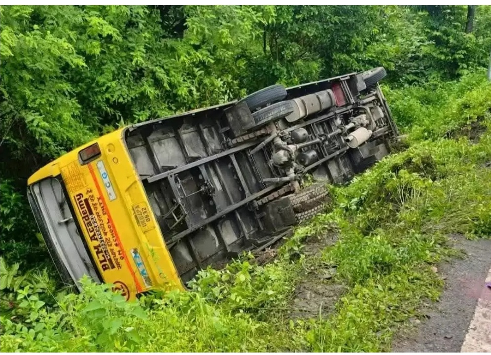 बच्चों को लेकर जा रही स्कूल बस पलटने से कई बच्चे हुए घायल, परिचालक की टूटी टांग