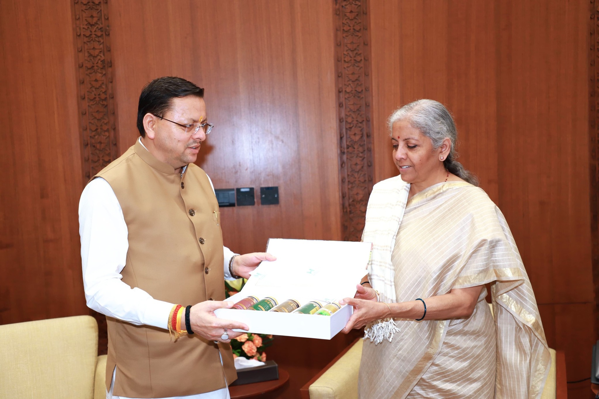 मुख्यमंत्री धामी ने केंद्रीय वित्त मंत्री श्रीमती निर्मला सितारमन से की मुलाकात, प्रदेश के लिए कई परियोजनाओ की मांगी मंजूरी