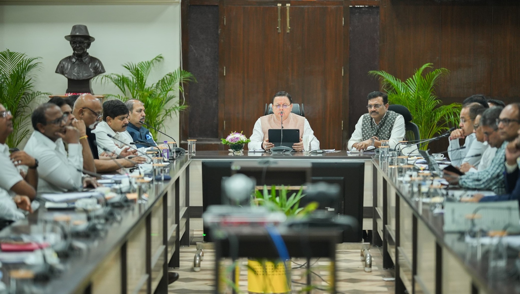 मुख्यमंत्री पुष्कर सिंह धामी ने सचिवालय में सीएम हेल्पलाइन-1905 की समीक्षा बैठक की