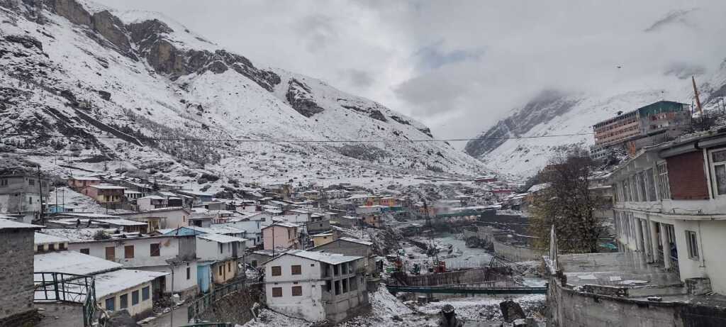 बदरीनाथ और केदारनाथ धाम में बर्फबारी से शुरू हुई कड़ाके की ठंड, तराई में भी होने लगा ठंड का एहसास